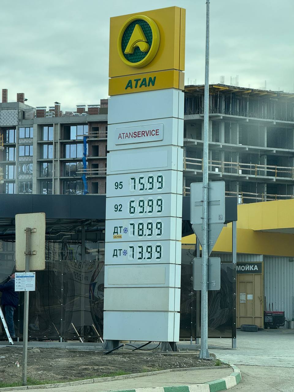 В Крыму вновь начал исчезать бензин В Симферополе на некоторых сетевых заправках АИ 95 нет в свободной продаже Его можно купить только по талонам передает местное издание ForPost Крымский журналист Александр Горный подтверждает ситуация динамична и непредсказуема из за логистики ограниченной Керченской переправой В районе Феодосии 95 ый бензин пока есть но стоит он уже 76 рублей за литр У основных сетей ATAN и ТЭС топливо есть но как правило на рубль два дороже чем на частных АЗС При этом в Керчи по словам местной жительницы Зинаиды проблем нет все заправки работают бензин есть хотя цены уже пугают Порой они бывают даже выше чем на Камчатке откуда переехала женщина По ее словам от 75 до 80 рублей стоит литр топлива а хотелось бы дешевле Перебои наблюдаются в разных районах в Ленинском районе под Керчью пропал 95 ый в Севастополе и Симферополе перебои с дизелем Горный связывает нестабильность с логистическими ограничениями и надеется что вопросы решат до наплыва новогодних автотуристов который начнется уже в конце декабря Фото Александр Горный Подписывайтесь на BFM И в MAX