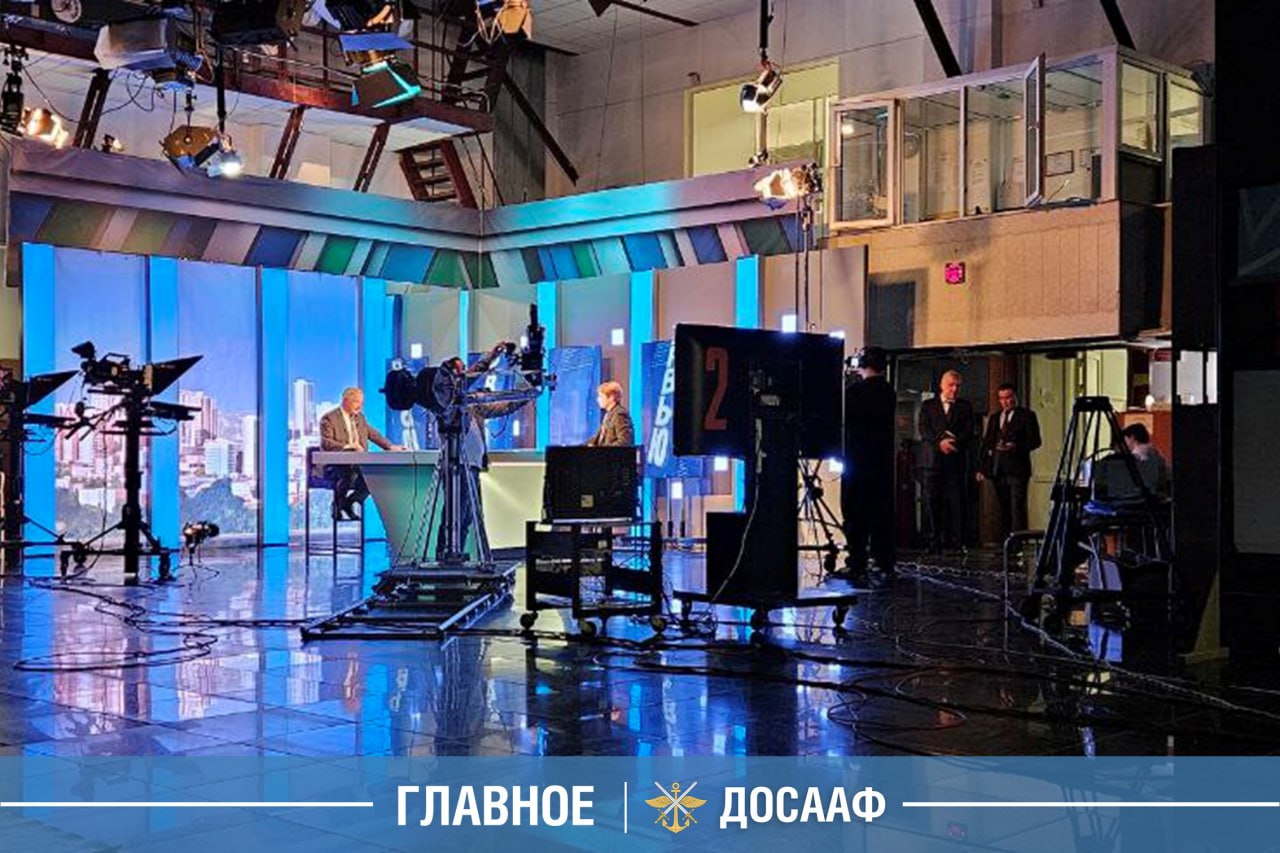 ДОСААФ России и Башкортостан единство взглядов и общие цели Председатель ДОСААФ России Денис Добряков выступил в интервью на телеканале Башкирское спутниковое телевидение Председатель отметил весомый вклад Главы Республики Башкортостан Радия Хабирова в развитие системы патриотического воспитания и подчеркнул что сегодня важно соединять патриотизм с практической профессиональной подготовкой Современные вызовы вносят свои коррективы в состав любой военно учётной специальности теперь обязательно входят навыки безопасного обращения с оружием тактическая медицина знание воинских уставов Уже с 14 лет молодые люди могут становиться членами ДОСААФ а через технические виды спорта вовлечение начинается ещё раньше Соглашение о сотрудничестве с Правительством региона лишь формальность Важно что у нас с Радием Фаритовичем общее видение по патриотическому воспитанию в контексте профессиональной подготовки Башкирия в лидерах благодаря вниманию Главы региона подчеркнул Денис Добряков Сегодня в Башкортостане ремонтируют самолёты для подготовки курсантов в муниципалитетах активно работают первичные отделения ДОСААФ а число организаций планируется увеличить до 63 Региональное отделение ДОСААФ России открывает перед молодыми людьми широкие возможности обучение в автошколах занятия авиа и мотоспортом парашютной подготовкой радиоспортом авиамоделированием а также участие в клубе служебного собаководства ДОСААФРоссии Башкортостан ПатриотическоеВоспитание Добряков