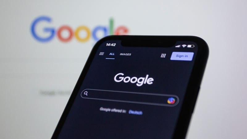 Google тестирует ИИ-сортировку в поиске с помощью функции Web Guide   Компания Google запускает экспериментальную функцию Web Guide, которая использует искусственный интеллект для автоматической сортировки веб-страниц по тематикам. Это позволит пользователям легче находить нужную информацию по сложным запросам, группируя результаты в блоки, такие как гайды, советы и личные истории путешествий.  Функция основана на модели Gemini и доступна в рамках программы Search Labs. В данный момент она меняет выдачу результатов во вкладке «Веб» и может быть временно отключена. Ожидается, что в будущем Web Guide расширит своё присутствие на других вкладках.