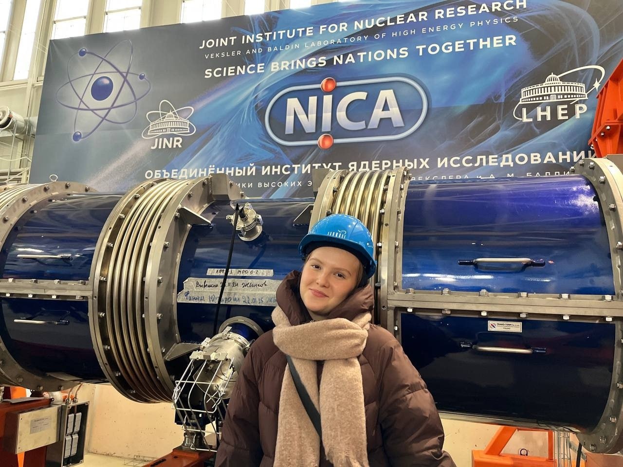 В Московском музее Атом на ВДНХ прошел финал конкурса третьего сезона научно просветительского проекта Научная Вселенная Его участниками стали 36 школьников и студентов из 21 российского города в том числе ученица гимназии 4 им А С Пушкина Йошкар Олы Анастасия Никифорова Школьница воспитанница Детского эколого биологического центра Она стала призером конкурса и получила сертификат финалиста подарки от партнеров события а также возможность пройти образовательные курсы За день до этого Анастасия посетила адронный коллайдер NICA в Дубне В рамках конкурса мы совершили путешествие к адронному коллайдеру NICA в Дубне где узнали о принципах работы крупнейшего научного комплекса страны Также нам удалось посетить Центр водородной энергетики Мы узнали как из воды можно получить водород и как в дальнейшем его использовать Очень здорово видеть как наука работает над будущим нашей планеты цитирует гимназистку газета Йошкар Ола