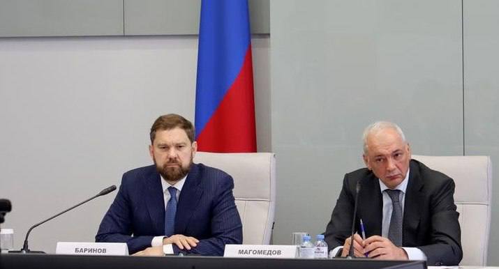 Новую стратегию нацполитики могут утвердить до конца года  Об этом сообщил заместитель Руководителя Администрации Президента Российской Федерации Магомедсалам Магомедов в ходе проведения окружного семинара-совещания на тему реализации национальной политики в регионах Сибирского федерального округа.  Он состоялся сегодня, 26 июня, в Красноярске.   "Надеюсь, что уже до конца года Президент его  проект указа — прим.  утвердит, в соответствии с ним, правительство разработает план реализации, комплекс мер по реализации этой стратегии, и у нас будут четкие ориентиры на работу в краткосрочную, среднесрочную и долгосрочную перспективу", — сказал Магомедов.   Действие текущего документа завершится в 2025 году.   Новая стратегия национальной политики до 2036 года сохранит преемственность по отношению к нынешней, так как она показала свою эффективность — в стране удалось обеспечить межнациональное согласие.   "Сохраняется наша цель — укрепление единства российской нации при сохранении этнокультурного и языкового многообразия народов", — подчеркнул Магомедов.   На окружном семинаре-совещании речь также шла о поддержке коренных малочисленных народов.   В субъектах Федерации округа проживают представители 17 таких этносов — более 49 тыс. человек, по данным Всероссийской переписи населения от 2020 года.    Помимо этого, присутствующие обсудили другие актуальные вопросы межнациональных и межконфессиональных отношений в Сибири.  Участие в событии приняли генеральный директор Ассамблеи народов России Александр Даркович и его заместитель Назиржон Абдуганиев.  Фото: Официальный сайт полномочного представителя Президента России в Сибирском федеральном округе