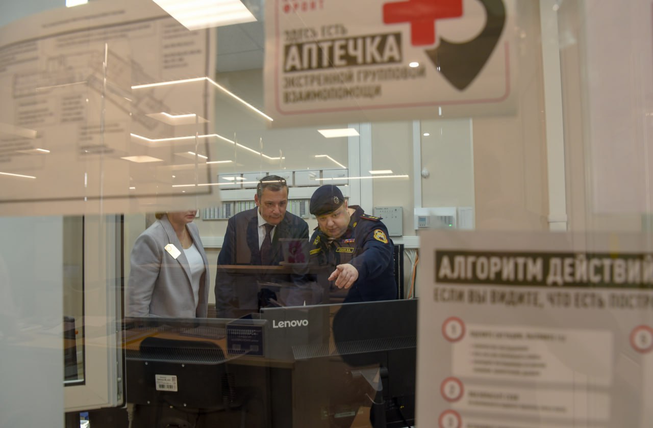 Росгвардия обеспечит безопасность в школах и медучреждениях Курской области В регион с рабочим визитом приехал заместитель директора Росгвардии Василий Сонин. Он принял участие в совещании по вопросу обеспечения антитеррористической защищенности и побывал в школе №62 на проспекте Дериглазова. Здесь обучаются более двух тысяч детей. Обустроены пожарные выходы, имеется система видеонаблюдения, кабинеты оборудованы аптечками и схемами эвакуации. Разработаны специальные инструкции для педагогов. - В школе есть всё необходимое. Нужно будет добавить пост охранного предприятия и увеличить количество брелков и кнопок тревожной сигнализации, – отметил Василий Сонин. Сонин высоко оценил обеспечение безопасности в школе. Он сообщил, что есть поручение за 1,5 – 2 месяца сделать также во всех соцобъектах нашего региона. - В этом году к системе «Безопасный город» будут подключены все камеры видеонаблюдения, которые установлены на наших образовательных учреждениях, - подчеркнул Александр Хинштейн. Фото и видео РИА «Курск»