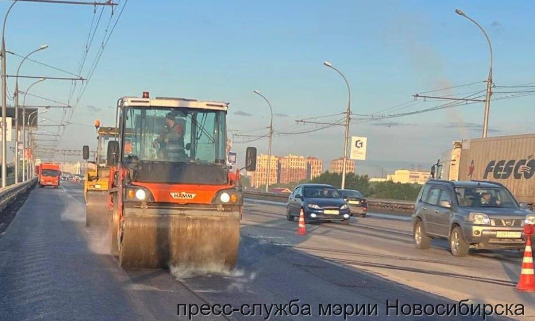 Начался ремонт проезжей части на Димитровском мосту На отдельных участках моста временно ограничено движение. По данным мэрии, восстановление покрытия планируют завершить к началу следующей недели. Работы проводят в рамках подготовки к основному ремонту — поврежденные участки восстанавливают методом «больших карт», сообщили в МКУ «Гормост». Водителей просят быть внимательными, снижать скорость и заранее планировать маршрут. НОВОСТИ и ТОЧКА! Подписаться