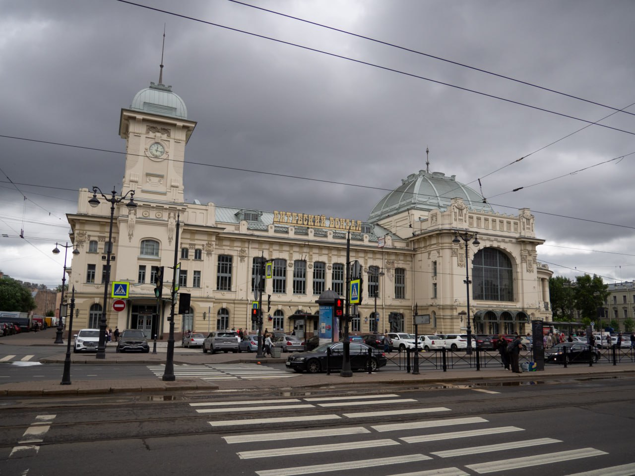 Оплату электрички по геолокации запустят завтра на маршруте до Павловска Новый способ оплаты тестирует Северо Западная пригородная пассажирская компания СЗППК Как это работает Оплату проезда по геолокации теперь можно выбрать в приложении ПроТранспорт Чтобы зарегистрироваться в приложении нужно авторизоваться по номеру телефона  На телефоне должен быть включен Bluetooth  На вокзале в зоне геометки в приложении нужно нажать Поехали подтвердить станцию и нажать Начать поездку  В приложении появится QR код по которому можно будет пройти турникеты если они есть на пункте отправления  По прибытии на станцию назначения в приложении нужно нажать Завершить поездку подтвердить оплату и так же выйти по QR коду Направление Витебский вокзал Павловск является пилотным СЗППК планируют распространить технологию и на другие пригородные направления Акция СЗППК обещает подарить памятные подарки первым пяти пассажирам которые оформят билет через новую систему Фото Бумага Подписывайтесь на Бумагу и предлагайте новости