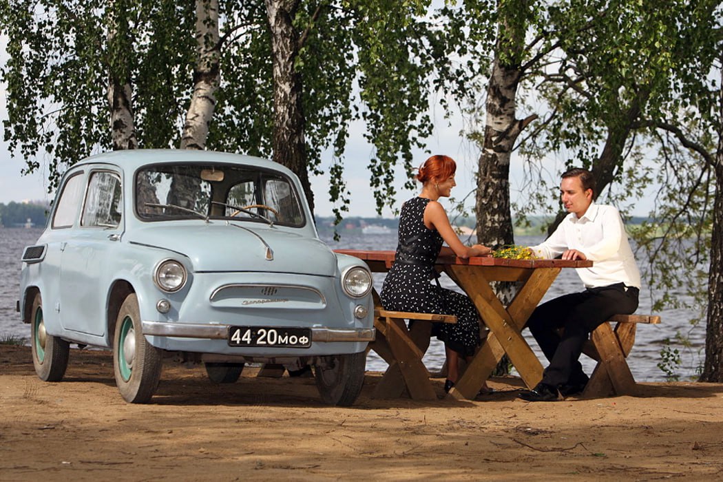 Вау вы набросали немало интересных вариантов Да и правильные ответы появились очень быстро действительно все эти факты о Запорожце А точнее о первом ЗАЗ 965 И ему представьте себе именно сегодня 65 лет В этот день в 1960 м первые экземпляры легендарного автомобиля поступили в продажу   Вспоминаем историю Горбатого в Журнале Авто ру Наша группа в VK подписывайтесь