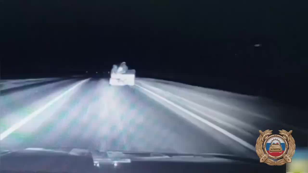 Пьяный мотогонщик без прав и фар перевозит пятерых пассажиров в мороз