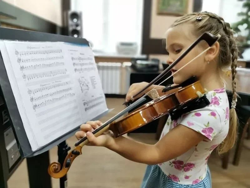 ЛНР в рамках национального проекта «Семья» до конца года дооснастит инструментами все музыкальные школы региона Об этом ЛИЦ сообщил министр культуры Республики Роман Олексин «В этом году мы приступили к реализации национального проекта „Семья“, развитию инфраструктуры для семьи. И здесь тоже очень много важных мероприятий. Например, в этом году мы планируем завершить оснащение всех музыкальных школ ЛНР. Это планомерная работа, которая ведется с 2023 года. Их более 70 на нашей территории, и в этом году последние 20 мы оснащаем новыми музыкальными инструментами», — проинформировал глава Минкульта. Он отметил, что таким образом уже к началу 2026 года «в каждой музыкальной школе Республики будет новый парк инструментов». Министр также напомнил, что в рамках нацпроекта «Культура» в ЛНР среди прочего появились пять виртуальных концертных залов. «Теперь мы на прямой связи с ведущими учреждениями культуры: это и московская филармония, и государственные театры. То есть федеральные учреждения могут представить свое искусство в онлайн-формате, а наши жители не обязательно должны приезжать в Луганск, ведь могут окунуться в мир искусства в своих населенных пунктах», — рассказал Роман Олексин.
