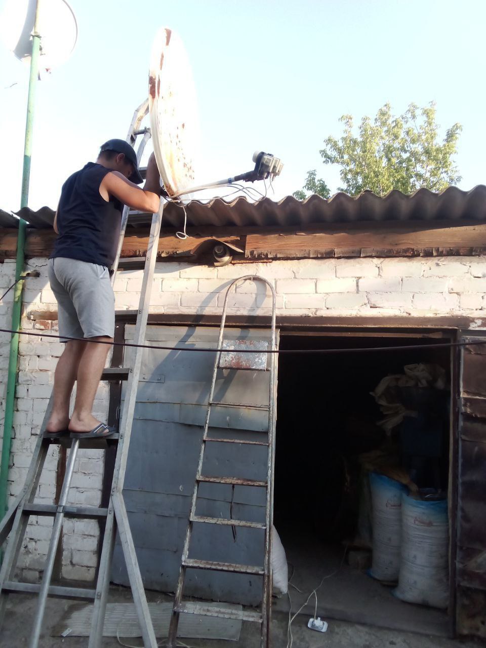 В Нижнесерогозском муниципальном округе активно реализуется процесс демонтажа антенн «Горыныч» и установки  антенн «Русский мир» в рамках перехода на качественное и многофункциональное цифровое телевидение. Этот важный этап открывает жителям новые горизонты для просмотра и получения достоверной информации о событиях в регионе, по всей стране и в мире, способствуя формированию честного и справедливого восприятия и получения информации.