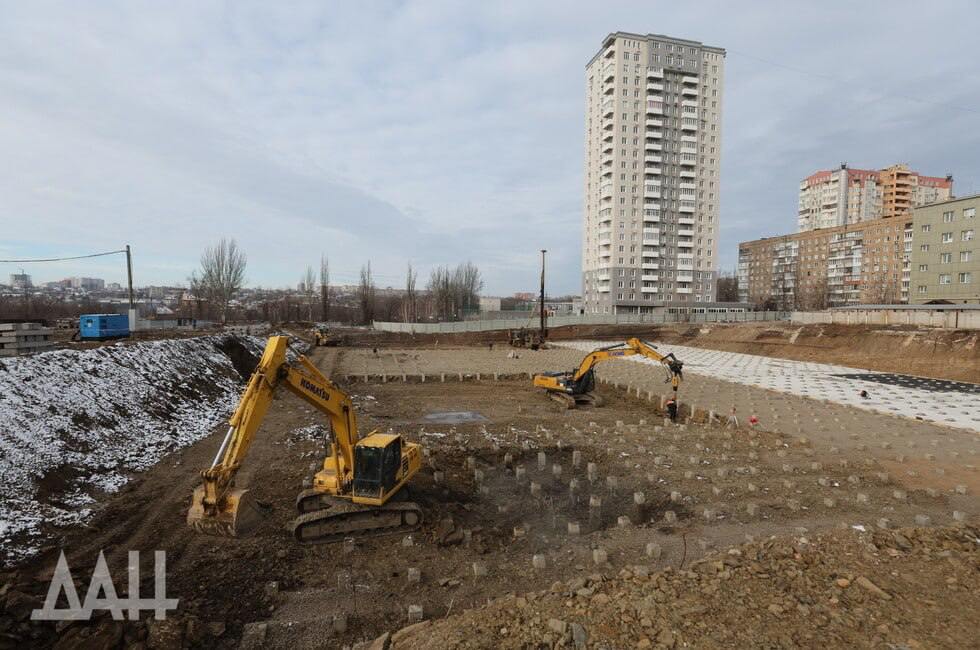 Тем временем Донецк продолжает развиваться. В республике приступили к строительству первого за 10 лет жилого дома. Его высота составит 23 этажа. Примечательно, что более половины строителей – местные жители.  Надеемся, что новый дом на 105 квартир с паркингом, детскими и спортивными площадками уже совсем скоро сможет принять новоселов.    Подпишись, Правда за нами