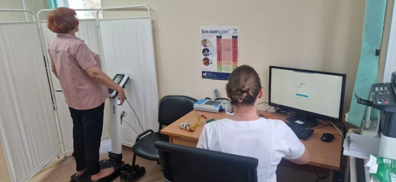 В Елизовской больнице на Камчатке открылся первый Центр здоровья Центр здоровья открыт на базе Елизовской районной больницы на Камчатке За несколько дней работы центра диспансерное обследование прошли порядка 20 пациентов передаёт РАИ КАМЧАТКА ИНФОРМ со ссылкой на краевой Минздрав Центр здоровья в Елизове предоставляет широкий спектр медицинских услуг Основная задача Центра обследование пациентов которые направлены врачами специалистами для коррекции факторов риска развития хронических заболеваний таких как ожирение 1 и 2 степени избыточная масса тела курение малоподвижный образ жизни и других Все это значительно улучшает качество жизни пациентов приводятся в сообщении слова главного врача Елизовской районной больницы Ваграма Даллакяна По его словам Центр оснащен новым аппаратом Читать на сайте