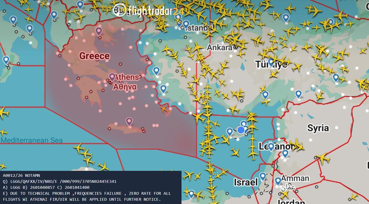 Аэропорты Греции приостановили полёты из за проблем с радиочастотами Греция временно остановила авиационное сообщение по всей стране В воскресенье аэропорты приостановили приём и отправку рейсов из за проблем с радиочастотами затронувших работу авиационных систем связи и управления воздушным движением Власти заявили что расследуют причину Некоторые транзитные полёты использующие Афинский район полётной информации РПИ Athens FIR обслуживались но ограничения на работу аэропортов были введены по соображениям безопасности сообщило гражданское авиационное управление Греции По данным сервисов слежения воздушное пространство Греции практически опустело в первой половине дня По данным греческого гостелевидения ERT остановка работы началась около 9 00 утра по местному времени Терминалы включая главный аэропорт Афин Элефтериос Венизелос быстро заполнились пассажирами чьи рейсы были отменены или задержаны Израильские власти подтвердили что греческое воздушное пространство закрыто до 16 00 и рекомендовали пассажирам ожидать серьёзных задержек    AviaNews