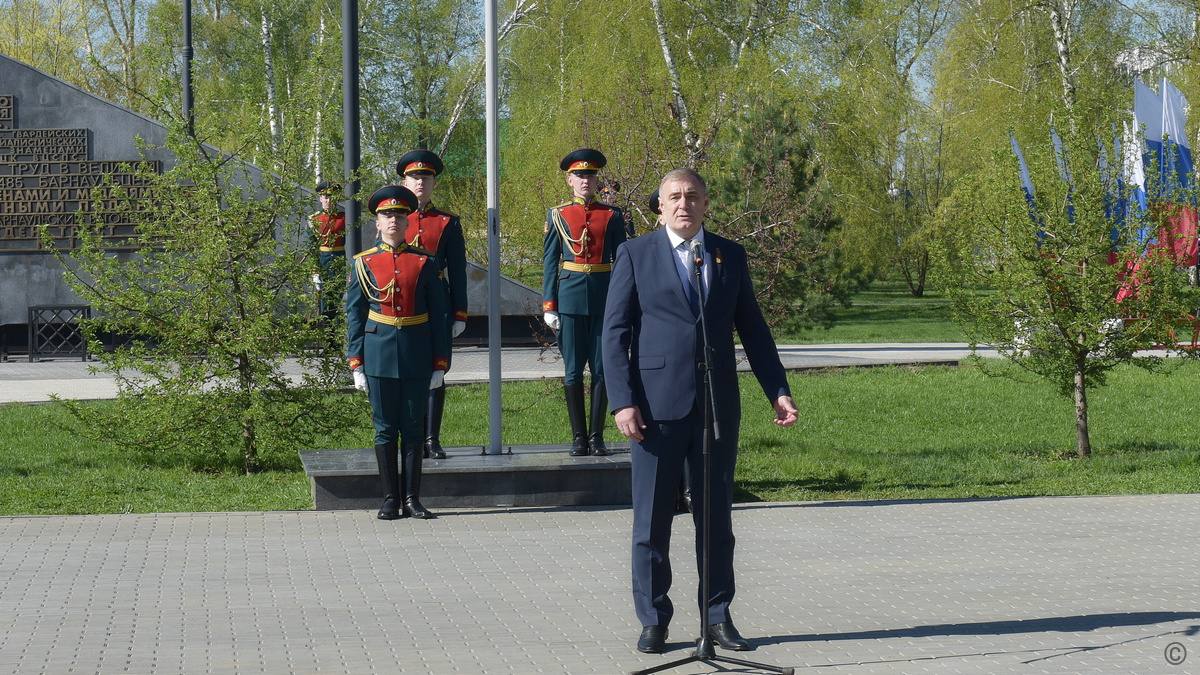 В Нагорном парке Барнаула возложили цветы к стеле "Город трудовой доблести". Об этом сообщили в администрации краевой столицы. Собравшиеся почтили память земляков-тружеников тыла, отстоявших свободу Родины вместе с солдатами Великой Отечественной войны. В церемонии участвовали зампред правительства Алтайского края Валерий Усачев, сенатор РФ Наталья Кувшинова, глава Барнаула Вячеслав Франк, председатель Барнаульской городской Думы Галина Буевич, зампред постоянного комитета АКЗС по здравоохранению Александр Лазарев. Кроме того, отдать дань благодарности труженикам тыла пришли руководители силовых структур, представители промышленных предприятий и общественных организаций, волонтеры и многие другие. Фото: barnaul.org