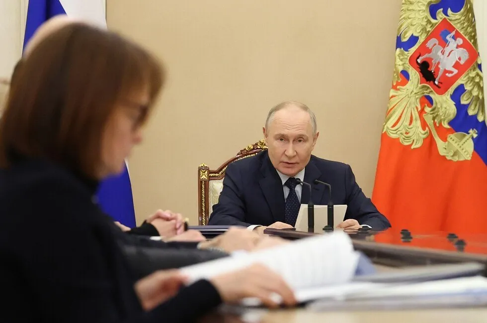 Путин обсудил с кабмином меры по возобновлению роста экономики РФ Глава государства назвал обрабатывающие отрасли промышленность и строительство наиболее проблемными направлениями и поручил разработать дополнительные меры для возобновления роста поддержки бизнеса и улучшения структуры занятости Также на встрече обсуждался ход реализации Плана структурных изменений в экономике и формирование устойчивого федерального бюджета Читать полностью Фото Администрация президента РФ  Подпишись на нас в MAX