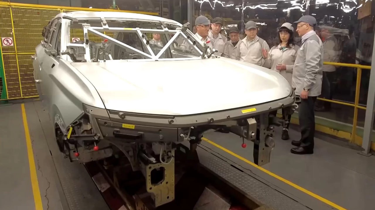 АвтоВАЗ к настоящему моменту сварил уже 217 кузовов перспективного кроссовера Lada Azimut сообщает тг канал На заводе
