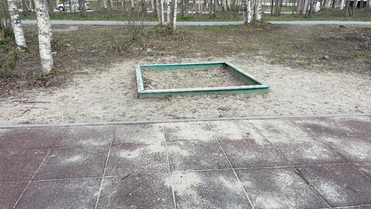 Нарушения на детской игровой площадке в Ковдоре устранили после вмешательства прокуратуры Ранее сотрудники надзорного ведомства выявили не соответствие площадки требованиям безопасности ГОСТ Р 52169-2012 "Оборудование и покрытия детских игровых площадок. Безопасность конструкции и методы испытаний. Общие требования", что могло создать риск травмирования детей во время игры, сообщили в прокуратуре Мурманской области. Фото: прокуратура Мурманской области Подпишись — Вести Мурман