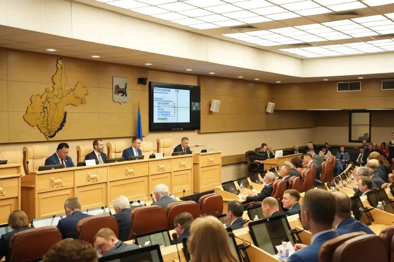 На 36 й сессии регионального Заксобрания депутаты приняли поправки в Устав Иркутской области позволяющие совмещать полномочия Губернатора Иркутской области и Председателя Правительства Иркутской области Парламентарии поддержали их единогласно Выступил с этой инициативой ещё в прошлом году в связи с новыми непростыми условиями в которых начал работать регион К проекту получены все необходимые согласования и заключения Решение о совмещении полномочий Губернатора и Председателя Правительства это стратегический манёвр Фактически в данном случае определяется модель управления регионом модель организации исполнительной власти на долгосрочную перспективу Это важный шаг в повышении эффективности управления и координации исполнительной власти Благодарен депутатам за принятие поправок и за вовлеченность в этот процесс Как говорится один в поле не воин Противостоять сегодняшним серьезным вызовам может только сплочённая команда единомышленников членов регионального Правительства руководителей муниципальных образований и депутатского корпуса Для повышения оперативности и эффективности проведения государственной политики в Иркутской области подготовлен новый порядок распределения обязанностей между Губернатором заместителями Губернатора и заместителем Председателя Правительства За каждым закреплена своя зона ответственности а также определенные национальные и региональные проекты за которые коллеги несут персональную ответственность Новый порядок позволит членам Правительства сосредоточиться на конкретных направлениях деятельности обеспечивая лучшее понимание ситуации и принятие взвешенных решений По моему мнению на своих постах каждый заместитель Губернатора и заместитель Председателя Правительства должны ежедневно показывать реальные результаты своей работы В связи с замедлением работы Telegram видео в моем канале в MAX VK Дзен и Одноклассниках