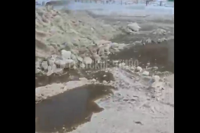 В Екатеринбурге появилось озеро из фекалий На улице Окраинной между домами 35 и 36 произошла коммунальная авария из за чего этого образовалось целое озеро из нечистот Его засыпали снегом а после фекалии собрали в кучу В квартирах пахнет канализацией на улице зловоние вообще невыносимое Спецтехники нет озеро из фекалий обложили снегом оно продолжает прибывать Замёрзшие фекалии не вывезли собрали тракторами в кучи так и оставили сообщил местный житель агентству Ura Ru uralweb ru