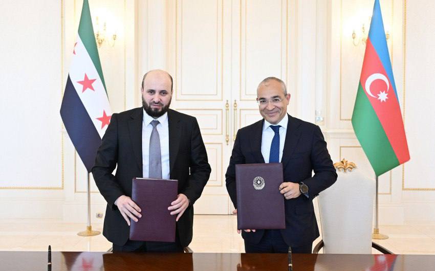 SOCAR и Сирия подписали меморандум о сотрудничестве   Государственная нефтекомпания Азербайджана SOCAR и правительство Сирии подписали меморандум о взаимопонимании в сфере энергетики.   Документ был заключён во время первого визита президента Сирии Ахмада аш-Шараа в Азербайджан.   С азербайджанской стороны меморандум подписал министр экономики и председатель набсовета SOCAR Микаил Джаббаров, с сирийской — министр энергетики Мухаммад Аль-Башир.