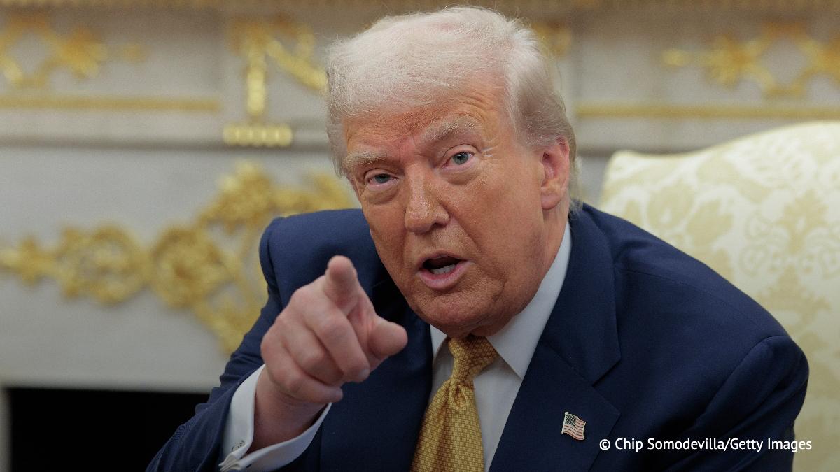 Трамп приказал убрать портреты Обамы и Бушей с глаз посетителей Белого дома, сообщает CNN. Портреты перенесли в закрытую часть Белого дома.   Такой шаг "подчеркивает многолетнюю напряженность" между Трампом и Обамой, которого действующий президент обвинил в госизмене за фабрикацию разведданных о якобы вмешательстве РФ в выборы.   Источники телекомпании отмечают, что Трамп лично контролирует все изменения интерьера Белого дома.