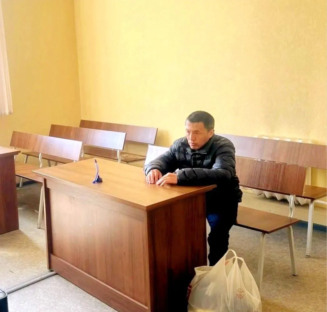 Жителя Оренбургской области арестовали за попытку напасть на Дениса Паслера Верх Исетский районный суд Екатеринбурга рассмотрел дело об административном правонарушении в отношении 42 летнего жителя Оренбургской области Серика Таспакова Инцидент произошел на культурно массовом мероприятии посвященном Празднику весны и труда которое проходило в Екатеринбурге Мужчина попытался приблизиться к главе региона но был остановлен службой безопасности В ответ на это он выразил свое недовольство с использованием нецензурной лексики В суде Серик Таспаков полностью признал вину Суд признал его виновным по ч 1 ст 20 1 КоАП РФ Мелкое хулиганство и назначил наказание в виде административного ареста на 14 суток Постановление суда пока не вступило в законную силу У сторон есть 10 дней на обжалование решения Напомним ранее мы сообщали что на экс губернатора Оренбургской области а сейчас главу Свердловской области Дениса Паслера пытался напасть агрессивный мужчина Урал56 Ру в МАХ
