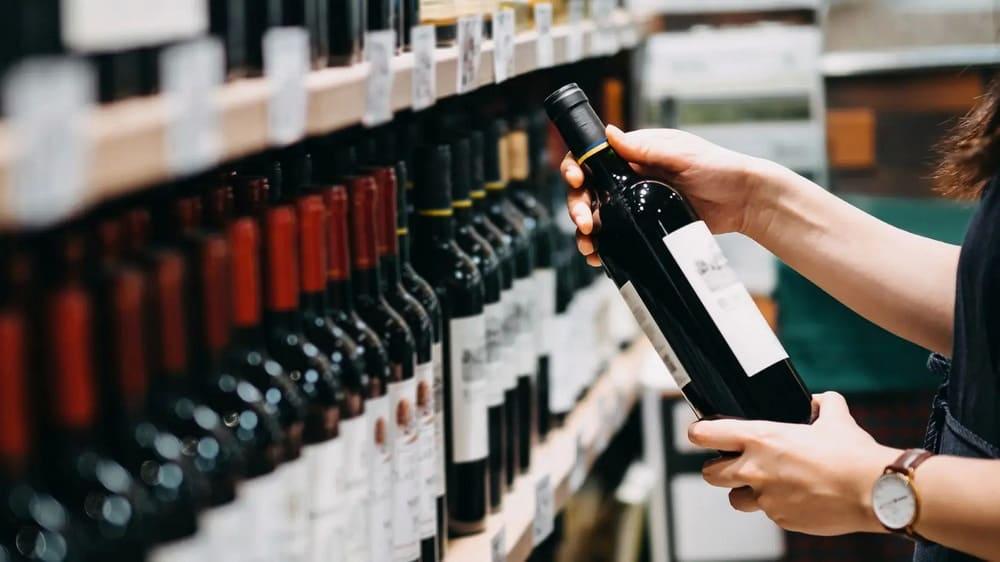 Запуск онлайн-продаж вина в России при оптимистичном прогнозе будет возможен в середине 2026 года, считает президент Ассоциации компаний интернет-торговли Артём Соколов. «Если сейчас начать этот процесс, я думаю, оптимистично — в середине следующего года это можно запустить. Во-первых, нужна определённая законодательная база, а затем минимум полгода на разработку, обсуждение. Ещё минимум полгода на настройки этих сервисов», — сказал он. Соколов напомнил, что ранее ассоциация предложила создать в России контролируемый государством институт с полноценным технологическим инструментарием доставки российского вина. Он должен предполагать обязательную интеграцию с Единой биометрической системой, чтобы идентифицировать возраст покупателя.