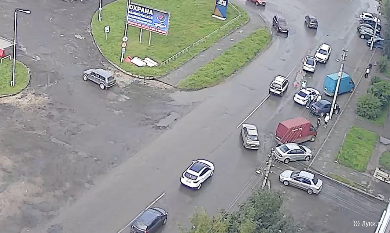 Тройное ДТП произошло в Великих Луках на улице Холмской  Сегодня у дома №20 по улице Холмской произошло тройное ДТП. Женщина 1982 года рождения, управляя автомобилем Volvo, выехала на встречную полосу, где совершила столкновение с Hyundai и Skoda.  В результате ДТП пострадали две женщины 1994 и 1989 годов рождения. Водители трезвы.