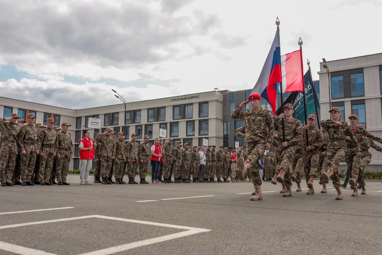Сегодня в Омском кадетском военном корпусе дали старт окружным сборам Всероссийской военно-патриотической игры «Зарница 2.0». Это флагманский проект, который стал прорывным в патриотическом воспитании детей и молодежи. Его организаторами выступают Движение Первых совместно с ЮНАРМИЕЙ и Центром «ВОИН». Омск впервые стал окружной площадкой и принимает представителей всех регионов Сибирского федерального округа. От имени губернатора Виталия Павловича Хоценко поприветствовал команды, мы рады принимать их в Молодежной столице России. Состязания пройдут с 7 по 11 июля в Омском кадетском корпусе и Омском автобронетанковом инженерном институте. В течение 5 дней 100 участников пройдут обучение у профессиональных инструкторов. Ребят ждет насыщенная программа: военно-тактические игры на местности, инженерная, туристическая и огневая подготовка, квесты, спортивные соревнования. Запланированы встречи с участниками специальной военной операции, посещение парка «Патриот» и Дома Первых, а также культурная программа с выступлением омских творческих коллективов. Финал проекта состоится в сентябре. Все 10 команд, которые сейчас находятся в Омске на сборах, будут участвовать в нем и, уверен, достойно представят Сибирь.