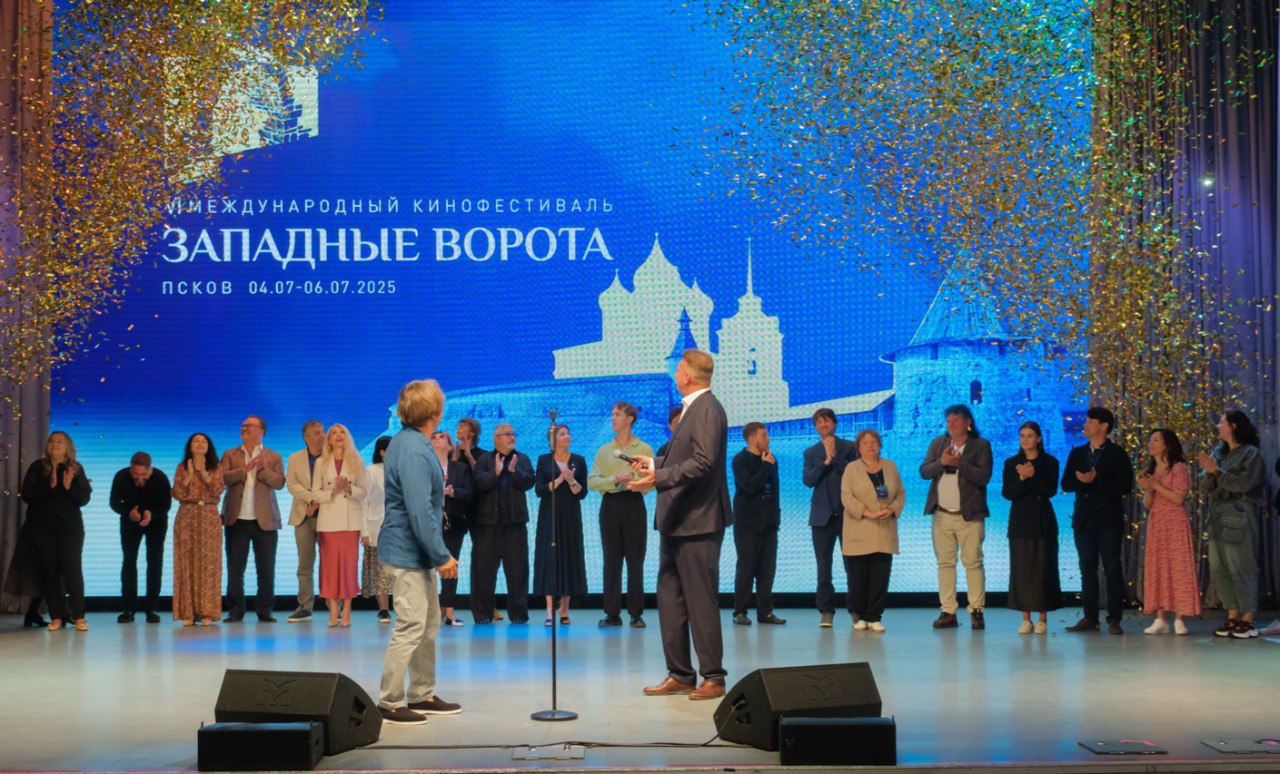 «Западные ворота» открылись сказкой В Пскове состоялось торжественное открытие Международного кинофестиваля. В мероприятии приняли участие генеральный продюсер кинофестиваля "Западные ворота" Эдуард Пичугин, заслуженная артистка России Тамара Акулова, актеры Сергей Лавыгин, Анна Банщикова, Иван Золотухин, режиссёры Дмитрий Месхиев, Илья Казанков, Анджей Петрас, Ирина Евтеева и многие другие известные гости. Вела церемонию петербургская актриса Карина Разумовская. Открылся фестиваль премьерным показом фильма-сказки "Огниво против волшебной скважины" режиссёра Анджея Петраса. Кинокартина снималась в Ленинградской области: в парке "Андерсенград" в городе-атомщике Сосновый бор. "Хочу предложить всем призвать своих внутренних детей, вывести их на кино и мороженое и оставить в покое на 99 минут!" - сказал перед премьерой Анджей Петрас. Текст и фото: Алёна Бобрович, Metro