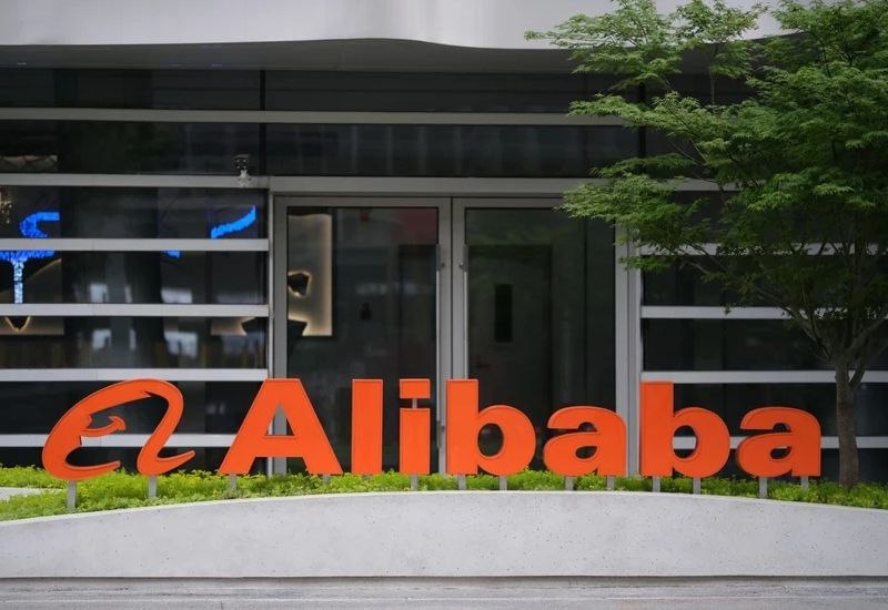 Alibaba снизила затраты на обучение ИИ на 88%! Крупная проблема при обучении языковых моделей заключается в высоких затратах. Однако Alibaba предложила новый подход под названием ZeroSearch, который позволяет снизить стоимость обучения на 88% благодаря отказу от сторонних поисковых платформ. Вместо этого существующие языковые модели генерируют необходимые данные, имитируя обращения к поисковым сервисам. Пример: 64,000 запросов к Google через API обойдутся в $586,70, тогда как ИИ-модель с 14 млрд параметров справится с тем же объемом за $70,80, обеспечивая более чем 8-кратную экономию. Это нововведение может оказать существенное влияние на развитие ИИ среди небольших компаний, не обладающих обширными ресурсами. Alibaba уже использует свой опыт для повышения точности ответов на запросы с помощью своей модели Qwen. Источник: South China Morning Post
