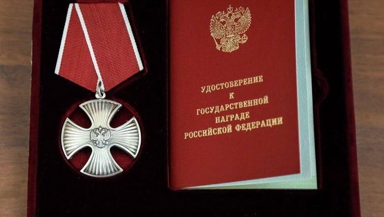 Владимир Путин подписал Указ о награждении наших земляков   Медаль «За развитие железных дорог» присуждена Дмитрию Царькову – машинисту электровоза эксплуатационного локомотивного депо Муром Горьковской дирекции тяги – областного филиала РЖД.    Почётной грамотой Президента России отмечена Ольга Дегтева – заместитель генерального директора сельхозпредприятия «Губино» в Селивановском районе.    Поздравляем и гордимся!