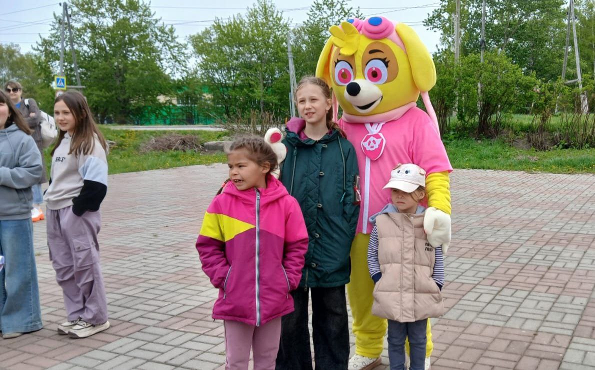 1 июня на площади администрации с. Покровка прошла развлекательно-игровая программа, приуроченная к Международному дню защиты детей. Мероприятие было организовано администрацией села совместно с работником сельской библиотеки, Суровец Натальей Петровной и коллективом СДК с. Быков. Программа получилась яркой, динамичной, наполненной детским смехом. Ребята с интересом и азартом участвовали в играх и конкурсах. Необычные эстафеты, загадки, песни о лете и каникулах, поднимали настроение и детям и взрослым. Веселый флешмоб, мыльные пузыри, все это очень увлекло мальчишек и девчонок. И сюрпризом для детей стал ростовая кукла Скай, которая вручила сладкие подарки.