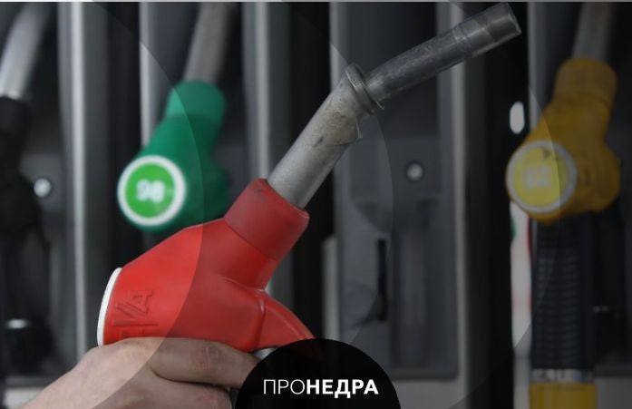 Сезонный повышенный норматив продаж бензина на бирже могут ввести в 2026 году Об этом рассказал замглавы Федеральной антимонопольной службы ФАС Виталий Королев журналистам в кулуарах ВЭФ Есть мнение что повышенный норматив будет не постоянным а сезонным Распространяться на высокий сезонный спрос Но это уже может быть только со следующего года Например он может быть введен с апреля по сентябрь Это еще предмет для обсуждений но в целом он обсуждается передают его словам СМИ Пронедра Подписывайся