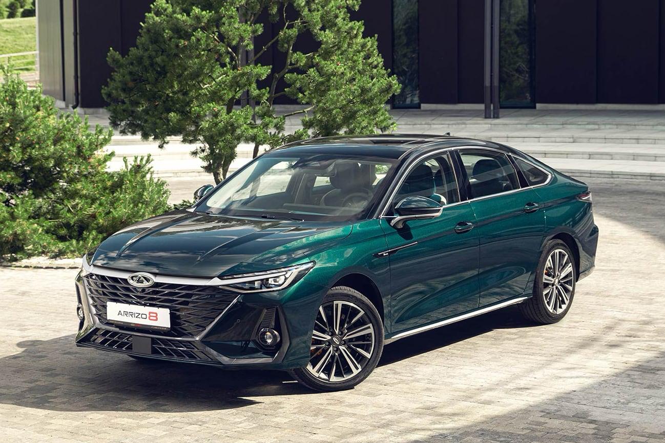 Китайские производители хитрят с утильсбором В Россию авто приезжают с низкой мощностью а дилеры перепрошивают её обратно На заводе в Китае мощность двигателя программно ограничивают до 150 л с После прохождения таможни в России дилеры производят чип тюнинг и возвращают исходные значения Например Chery Arrizo 8 в Китае выпускается с двигателем на 186 л с а в Россию эти машины приезжают с двигателем на 150 л с По данным Базы больше половины дилерских центров в Москве занимаются прошивкой ПО на автомобилях Chery Geely JAC и Changan На ресурс двигателя эта процедура никак не влияет   www iphones ru 1344956 новости iphonesru