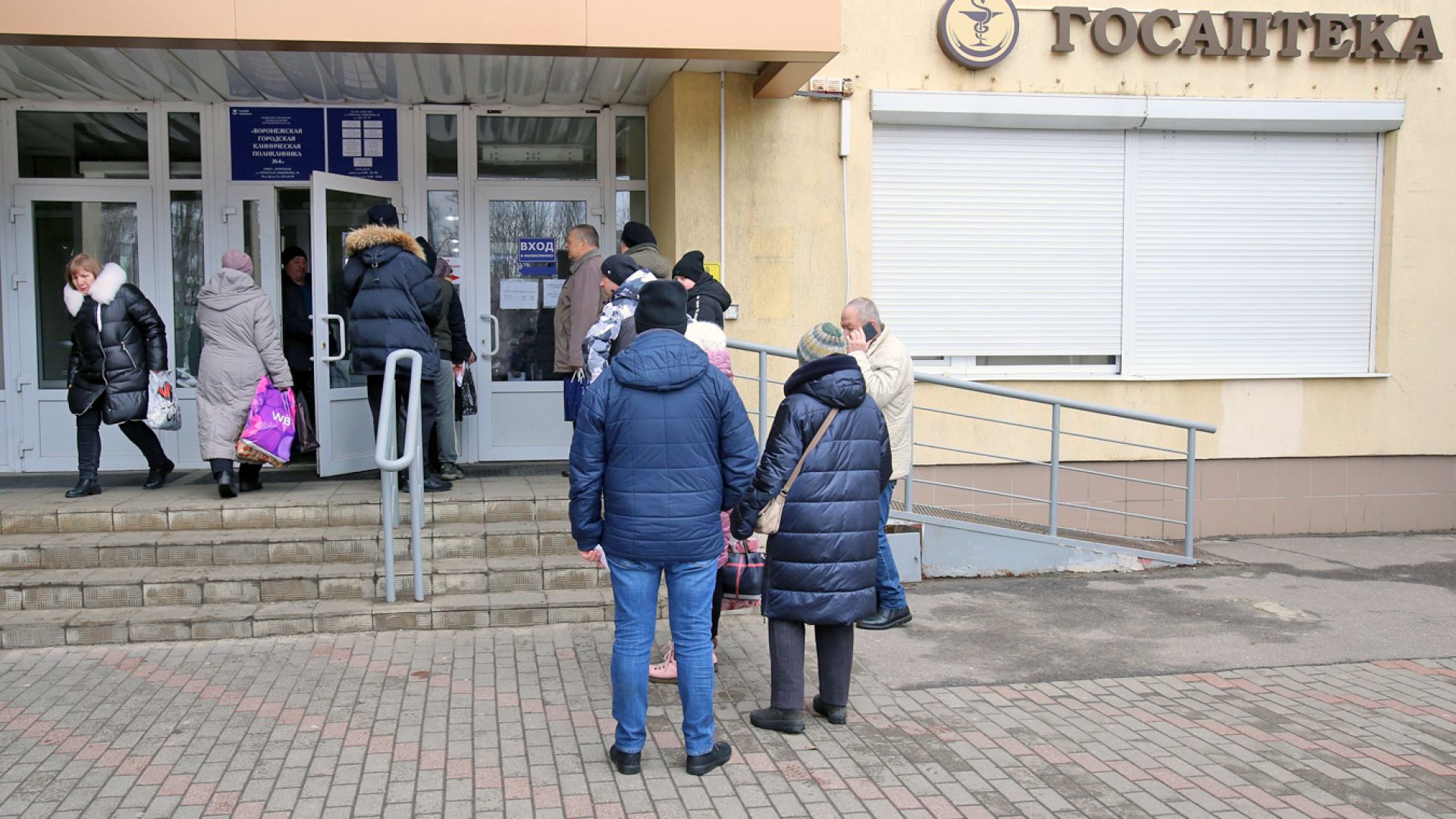 Почему больным воронежцам пришлось стоять в гигантской очереди за льготными лекарствами  «МОЁ!» продолжает следить за ситуацией с льготным лекарственным обеспечением в Воронежской области, которая сложилась в связи с реорганизацией системы закупки и выдачи лекарств.   На минувшей неделе в самой проблемной аптеке Воронежа она немного улучшилась — возможно, после редакционного запроса в правительство области.   Однако говорить о том, что лекарств хватает всем, пока явно преждевременно. Подробнее - в нашем материале