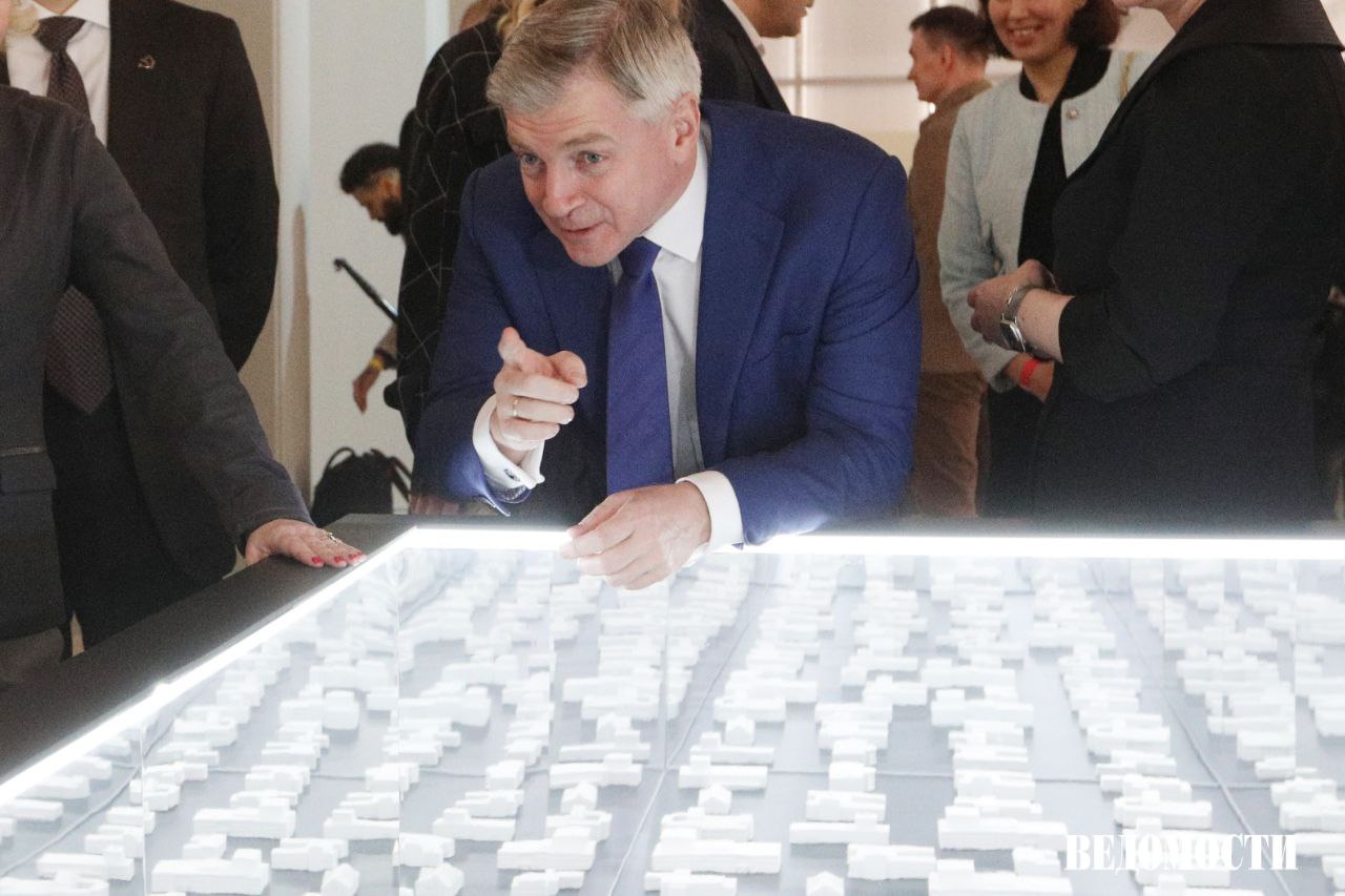 Генпрокуратура просит взыскать с Александра Кибовского его экс жены родственников и доверенных лиц более 1 млрд рублей полученных коррупционным путем Об этом Ведомостям сообщил источник знакомый с исковыми требованиями По словам собеседника Кибовский использовал свое положение во власти и полномочия для незаконного обогащения доверенного лица Андрея Нероденкова принимавшего активное участие в совершении Кибовским коррупционных правонарушений После знакомства в 2010 году на Нероденкова и членов его семьи при отсутствии необходимого легального дохода оформлено имущество стоимостью более 1 млрд рублей часть из которого к настоящему времени отчуждена путем совершения ничтожных сделок направленных на сокрытие имущества после возбуждения в 2023 году уголовного дела говорится в иске  Прокуратура просит суд обратить в доход государства или признать ничтожными сделки по продаже 22 машино мест 22 нежилых зданий и помещений 7 квартир 20 земельных участков а также 15 автомобилей включая Mercedes Benz Maybach и Bentley Bentayga  Также в рамках иска заявляется требование об обращении в доход государства 100 акций ООО Страстной 11 на сумму 66 26 млн рублей По данным прокуратуры под руководством Нероденкова эта компания владела участком земли где располагался объект культурного наследия Дом потомственной почетной гражданки С И Елагиной построенный в 1890 е годы архитектором Драницыным В 1920 1938 годы в здании располагалась редакция журнала Огонек  Прокуратура считает что Кибовский использовал связи и способствовал снятию запрета на реконструкцию и строительство на участке земли где расположено историческое здание Это привело к увеличению стоимости объекта и обогащению его доверенного лица  Кибовский в московском правительстве возглавлял департамент культурного наследия с 2010 года затем департамент культуры с 2015 по 2023 год По версии следствия он и другие лица получали взятки за создание условий для участия в тендерах подконтрольных фирм по завышенным ценам Подпишитесь на Ведомости