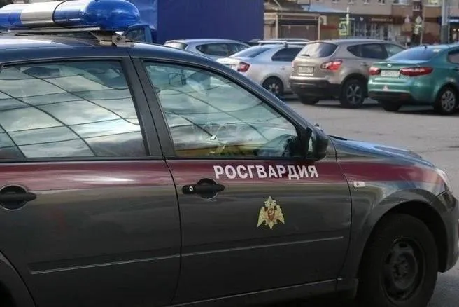В Петербурге пьяный неадекват бросался цветочными горшками из окна квартиры В правоохранительные органы обратились местные жители Сами они не смогли угомонить дебошира Нетрезвый 39 летний мужчина агрессивно выкидывал горшки с цветами из окна собственной квартиры на Большеохтинском проспекте Оказалось хулиган уже неоднократно был судим Правонарушителя задержали росгвардейцы и доставили в отдел полиции GradSPb в MAX подпишись