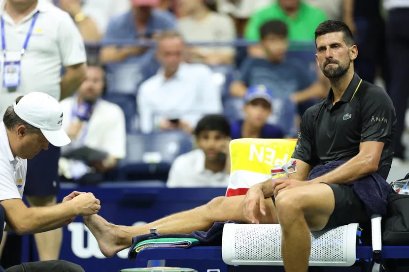 спорт теннис Новак Джокович вышел во второй круг US Open одержав победу со счетом 3 0 над Лернером Тьеном 2005 г р в два раза младше Джоковича Эта победа стала для Джоковича 75 й подряд в стартовых матчах на турнирах Большого шлема в одиночном разряде что является рекордом в Открытой эре с 1968 года среди мужчин и женщин Однако какая то из травм Новака дала о себе знать в тай брейке он еле двигался пишут журналисты Ждем следующего матча и болеем за Ноле