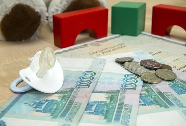 Многодетная мать "обманула" государство почти на 1 миллион рублей. Следственный комитет России по Камчатскому краю возбудил уголовное дело против 27-летней местной жительницы. Её подозревают в хищении крупной суммы бюджетных средств. По данным следствия, женщина, мать пятерых маленьких детей, знала, что суд лишил её родительских прав и передал детей под опеку. Однако она скрыла эту информацию и продолжала получать ежемесячные выплаты по программе «Демография» с июля по декабрь 2023 года. Эти деньги она тратила по своему усмотрению, сообщили "ЧП Камчатка" в СК. Из-за её действий государству нанесён ущерб более чем на 800 тысяч рублей. Сейчас ведётся расследование.