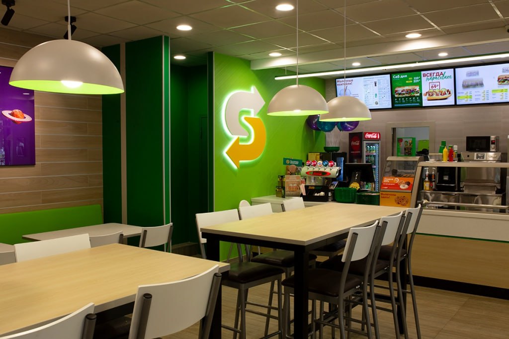 Бывшие франчайзи Subway запустят в России новую сеть ресторанов сэндвичей SBW сеть сохранит изначальную концепцию сборки сэндвича у стойки пишут Ведомости Рестораны запустят 68 бывших франчайзи Subway которые не согласились с новыми условиями франчайзинга материнской компании Ранее сеть объявила о глобальном ребрендинге 140 точек в России у бренда поменяется позиционирование название логотип и визуальная идентичность а вместо Subway рестораны будут называться Subjoy Под управлением представляющей интересы сети SBW компании Вест сейчас работает 181 ресторан в 38 городах России До конца года бывшие франчайзи Subway планируют увеличить число заведений более чем до 200 а к концу 2026 го открыть еще 100 ресторанов Цены и средний чек в заведениях останутся прежними Планируются сезонные новинки Сейчас идет разработка мобильного приложения для предзаказа и доставки