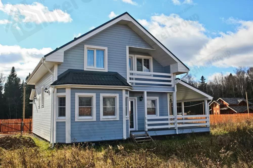 Правительство разработает новую систему оценки объектов ИЖС для выдачи ипотеки Будет разработана единая база данных для оценки стоимости объектов индивидуального жилищного строительства ИЖС Она позволит банкам объективно оценивать залоговое имущество в рамках ипотечного кредитования ИЖС Участие в разработке примут Минстрой Росреестр и Минэкономразвития В чем суть На основе объединенных данных ЕИСЖС и ЕГРН по первичным и вторичным сделкам будет создана единая информационная база Ее будут использовать банкам для настройки своих моделей оценки проектов жилых домов чтобы сформировать реальную прогнозную рыночную стоимость домов которые будут строиться в кредит Напоминаем Сейчас объективных критериев для оценки залогового имущества у банков не имеется В связи с этим прогнозная стоимость дома которая рассчитывается при выдачи кредита на его строительство далека от реальной рыночной цены готового дома Это приводит приводит к тому что растет количество отказов в выдаче кредитов снижается максимальная сумма кредита завышается размер первоначального взноса и т д Законы стройки в MAX