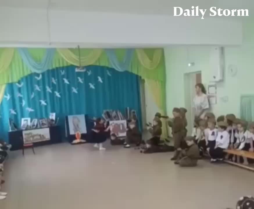 Дети в Екатеринбурге разыграли сценку о получении похоронки в детском саду