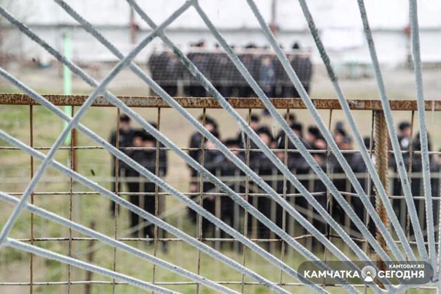 Педофил рецидивист останется в колонии на 18 лет за годы издевательств над падчерицей Камчатский краевой суд оставил без изменений приговор 65 летнему пенсионеру за многолетнее сексуальное насилие над падчерицей Преступление раскрыли в 2025 году после чего мужчину задержали По делу установлено что он совершил серию тяжких преступлений против девочки младше 14 лет Мужчина виновным себя не признал в связи с чем подал апелляционную жалобу осуждённый настаивал что указанных в приговоре действий не совершал уточняя что падчерица оговорила его по причине неприязненных отношений сообщается в пресс релизе суда Вину пенсионера подтвердили показания потерпевшей свидетелей и экспертизы поэтому приговор оставлен в силе После основного срока его ждёт двухлетний строгий надзор с ограничением выезда смены жительства и обязательной регистрацией дважды в месяц Подписаться Прислать Чат