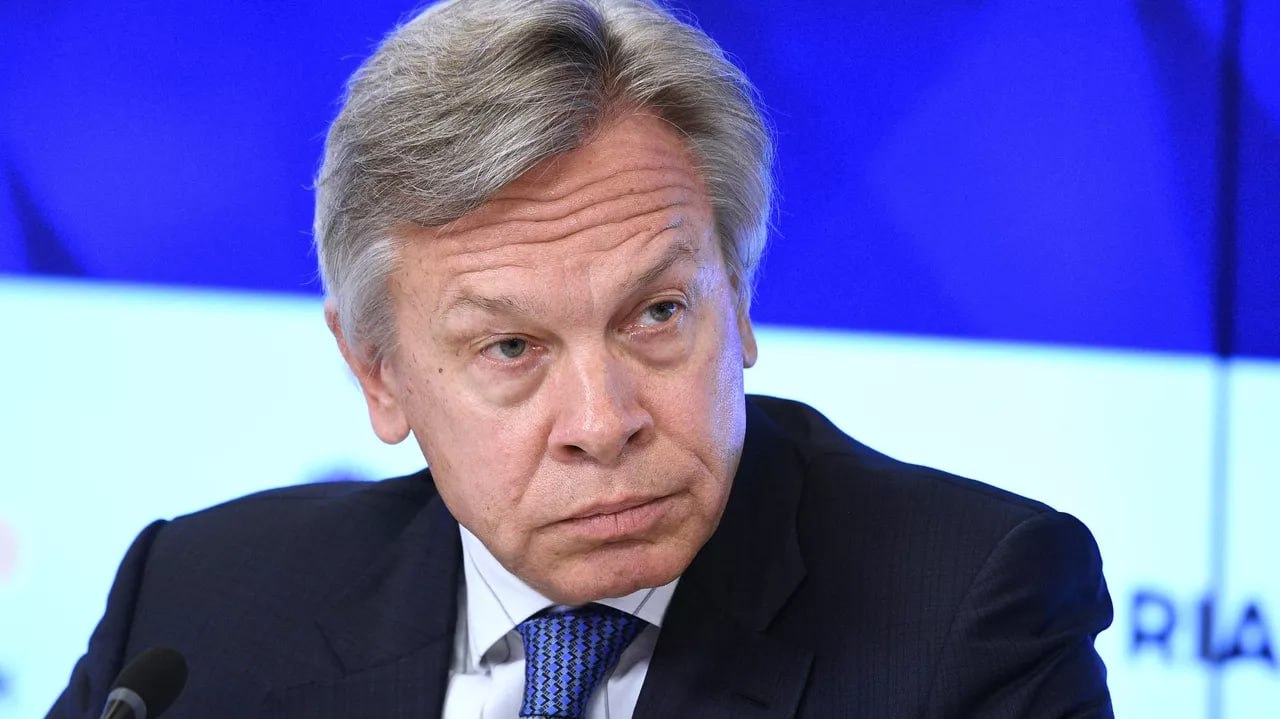США теряют место на глобальной арене: всему виной торговая война с Евросоюзом Начавшаяся торговая война между США и Европой отражает экономическое ослабление Соединенных Штатов, считает председатель комиссии Совета Федерации по информационной политике Алексей Пушков. Президент США использует увеличение пошлин как инструмент запугивания торговых партнёров. По мнению политолога Юрия Светова, Трамп выдвинул теорию о том, что США — самый большой рынок в мире, и все, кто хочет на этой территории торговать, должны зарабатывать умеренно и не в ущерб американским интересам. Политика американской администрации прямо свидетельствует о том, что глава Белого дома фактически намерен «вести более рациональную торговую войну», заявил политолог-американист Константин Блохин. Он также не исключает, что давление Трампа на Европу будет продолжаться на протяжении всего его президентства. Будь с нами — Первый казачий