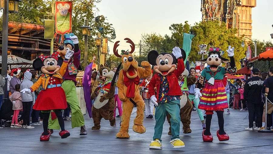 В России предложили сделать свой Диснейленд на базе любимых отечественных мультгероев Член Совета Федерации Айрат Гибатдинов выступил с идеей создать в стране тематический парк развлечений с героями вроде Чебурашки Карлсона персонажей Ну погоди Простоквашино и других чтобы конкурировать с западными франшизами и укрепить интерес к российской анимации и кинематографу Поддерживаете Кубанские Новости Мы в MAX