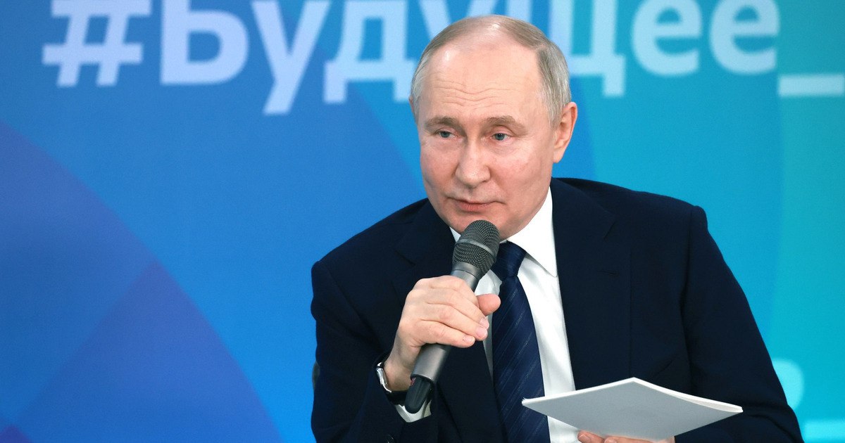 Россия занимает одно из лидирующих мест среди инвесторов Киргизии — Путин  По словам президента, это стало возможным благодаря активной деятельности Российско-киргизского фонда развития, который проинвестировал свыше 2,5 тысячи проектов. Путин отметил, что отношения Москвы и Бишкека развиваются успешно в рамках стратегического партнёрства и союзничества.