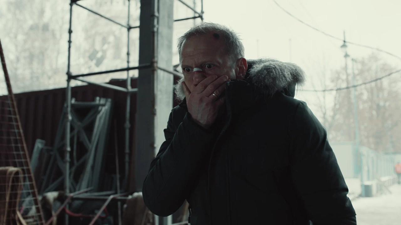 PREMIER объявил итоги 2025 года Выручка онлайн кинотеатра в 2025 году выросла на 70 Y Y Количество подписчиков увеличилось на 20 Y Y и составило 7 2 млн пользователей Причина роста новая стратегия сервиса согласно которой онлайн кинотеатр теперь стремится к партнерствам и максимальной монетизации собственного контента Один из самых успешных сериалов PREMIER Подслушано в Рыбинске окупил свое производство еще до премьеры на платформе онлайн кинотеатр заключил партнерство с видеосервисом START Впоследствии сериал стал одним из самых просматриваемых на сервисе собрав более 22 млн просмотров Кстати следующий сезон будет называться Подслушано в Иваново Также успешным для PREMIER в 2025 году стал и совместный со START запуск комедии Олдскул сериал посмотрели более 30 млн просмотров на двух платформах PREMIER и Start Таким образом Олдскул по количеству зрителей запуск обогнал даже оригинальные сериалы PREMIER прошлых лет например хит Мир Дружба Жвачка Время смотрения на PREMIER в 2025 году выросло на 18 количество просмотров на 20 ведущей платформой осталось Smart TV Самым популярным контентом остались российские сериалы их смотрит более 90 подписчиков сервиса Сергей Косинский заместитель генерального директора глава цифровых активов Газпром Медиа Холдинга В 2025 году PREMIER начал свое объединение с видеосервисом RUTUBE в единую экосистему на базе цифровых активов Газпром Медиа Холдинга Слияние двух команд профессионалов позволит обменяться опытом и эффективнее работать с накопленной экспертизой а возможности платформы RUTUBE и широкий охват более 85 млн уникальных пользователей ежемесячно поможет PREMIER выйти на новую аудиторию и создавать разноформатный контент вокруг оригинальных сериалов PREMIER в 2025 году создал беспрецедентное количество народных хитов Практически каждый проект становился событием для отечественной киноиндустрии и ставил новые рекорды Больше кино у нас в MAX