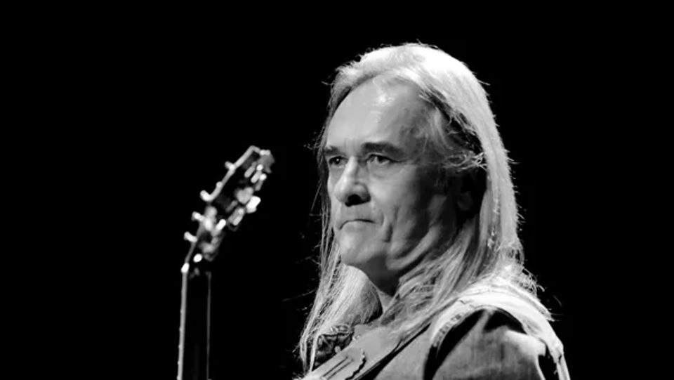 Умер бывший гитарист группы Любэ СИМФЕРОПОЛЬ 25 янв РИА Новости Крым Российский гитарист певец и композитор Юрий Рыманов умер в возрасте 69 лет сообщил коллектив ВИА Лейся песня в своем сообществе в соцсети ВКонтакте Ушел наш Юра Юрий Рыманов великолепный музыкант гитарист обладавший незаурядным голосовым даром и умеющий всем этим пользоваться Он несомненно привнес в наш коллектив особый ни с чем не сравнимый воздух исполнительского качества исходившего от него сказано в сообщении Подробнее