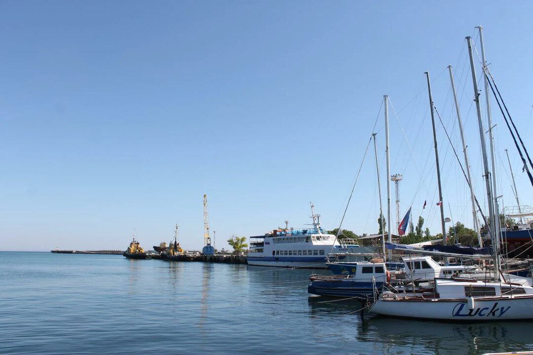 Евпаторийский морской порт продан московским спортсменам Победителем аукциона по приватизации 100 акций АО Евпаторийский морской порт стало московский Центр развития спорта Перспектива ООО Имущество продано по начальной цене 192 9 млн рублей К порту относятся 8 причалов 3 земельных участка и нежилые здания мастерская и склады общей площадью 8 7 тыс кв м Евпаторийский морской порт этим летом уже выставляли на аукцион по той же цене но торги тогда отменили по распоряжению главы Крыма Севкор теперь в MAX Читайте Севкор