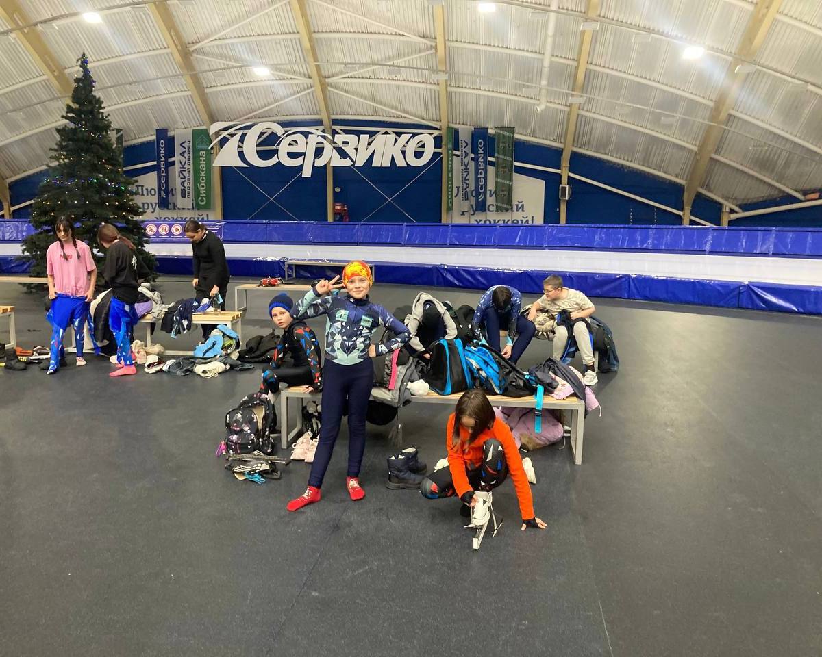 Юные конькобежцы из ЕАО вошли в топ 10 во всероссийских соревнованиях В Иркутске завершились всероссийские соревнования по конькобежному спорту Лёд Байкала 6 собравшие свыше 200 сильнейших спортсменов со всей России Честь ЕАО защищали более 20 ребят в возрасте от 9 до 15 лет под руководством тренера Сергея Вашкулатова Подготовка к стартам началась ещё в сентябре Тренировки были сосредоточены на коротких дистанциях 500 метров и меньше Однако на соревнованиях ребятам пришлось впервые в жизни бежать полтора километра серьёзный вызов для юных конькобежцев Несмотря на волнение стресс и дебют спортсмены проявили стойкость и характер Почти все вошли в топ 10 и топ 20 в своих возрастных группах а тренер отметил значительный прогресс каждого Гордимся нашими юными чемпионами   умнички поздравляем Подпишись на нас в МAХ