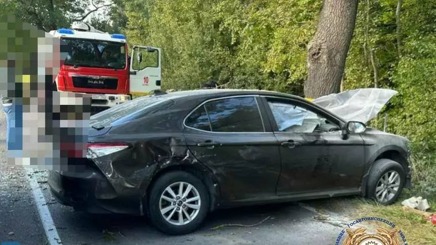 Машина в пене рядом стоит пожарное авто На трассе Калининград Балтийск легковушка влетела в дерево ДТП произошло в четверг 2 октября около 10 45 на 39 км автодороги Водитель пошёл на обгон но манёвр закончился неудачно Автомобилист получил травмы его увезли в больницу Согласно опубликованным фото на место аварии выезжали пожарные на влетевшей в дерево легковушке можно заметить следы пены Устанавливаются все обстоятельства произошедшего Фото ГАИ региона